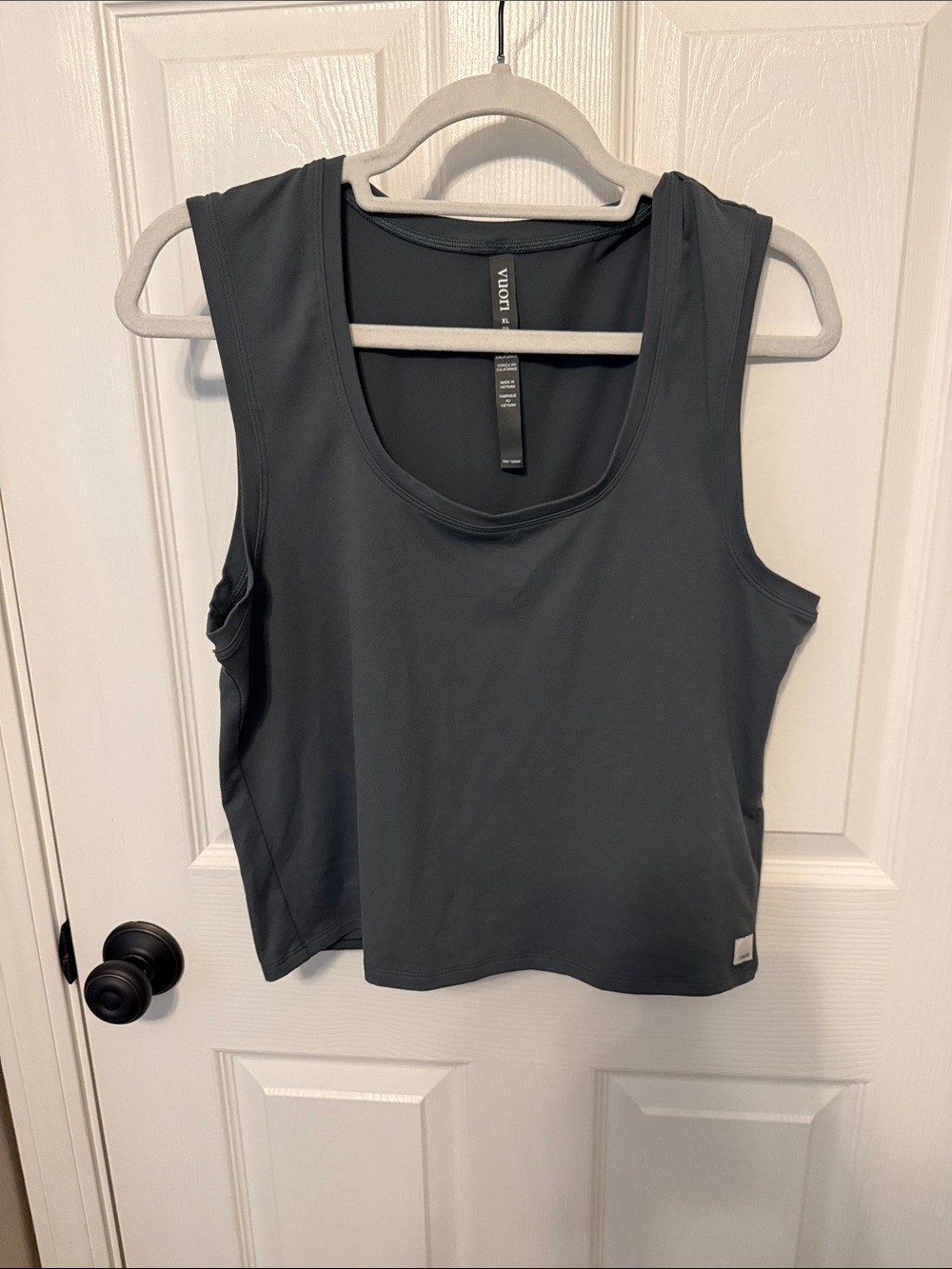 Vuori Women’s Scoop Neck Sleeveless Tank Top — olive green